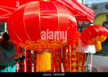 Chinesische Laternen und Lampen zum Verkauf in Straßenmarkt, Yinchuan, Ningxia, China Stockfoto