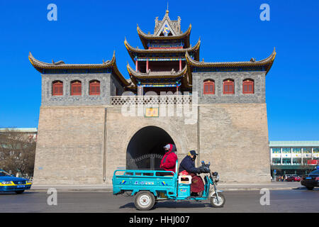 Verkehr am Trommelturm, Yinchuan, Provinz Ningxia, China Stockfoto