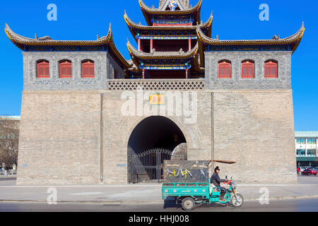 Verkehr am Trommelturm, Yinchuan, Provinz Ningxia, China Stockfoto