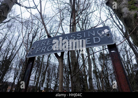 Hausfriedensbruch verboten Zeichen im Wald Stockfoto