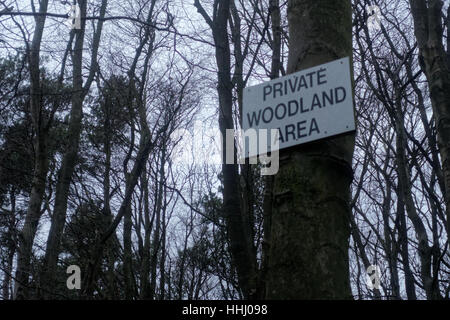 privaten Waldgebiet Zeichen im Wald Stockfoto