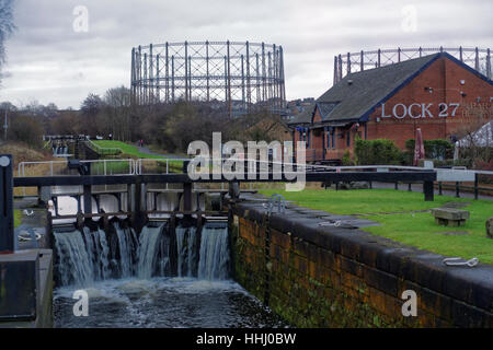 Tempel Gaswerk lock 27 Namensvetter Pub und den Wasserfall von einer Brücke auf der Forth-and-Clyde-Kanal, Glasgow, Schottland, Großbritannien. Stockfoto