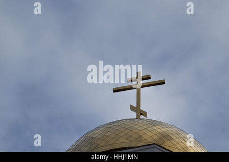 Nahaufnahme von gold getönten Zwiebelturm und orthodoxe Kreuz auf der Kirche auf dem Blut, Website der Romanov-Ausführung in Russland Stockfoto