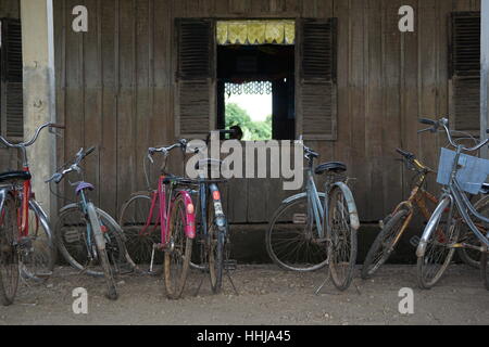 Fahrräder aufgereiht außen Holz Schule mit hölzernen Fensterläden in Kambodscha Asien Stockfoto