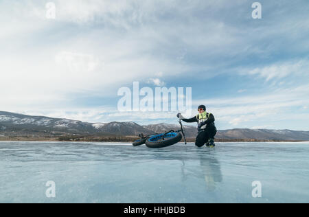 Fatbike auch als fat-Bike oder Fett-Reifen Fahrrad - Radfahren auf großen Rädern. Radfahrer mit einem Fahrrad, hocken und mit Blick auf den Sonnenuntergang. Sie sind s Stockfoto