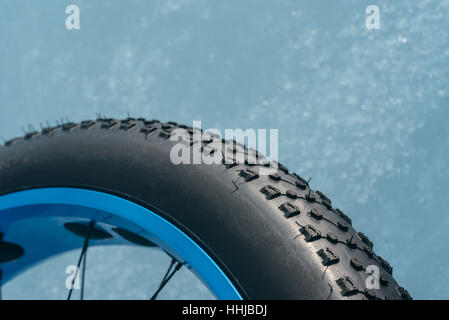 Fatbike auch als fat-Bike oder Fett-Reifen Fahrrad - Radfahren auf großen Rädern. Das Rad ist auf dem Eis, close-up erschossen. Stockfoto