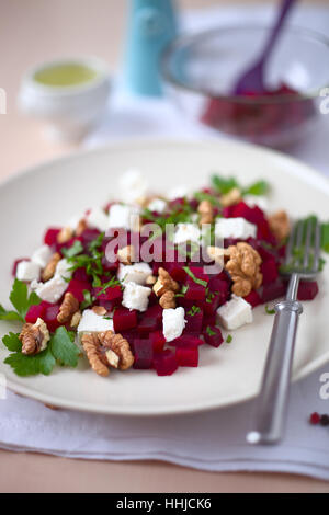 Rote Beete Salat mit Walnuss, Käse und Petersilie Stockfoto