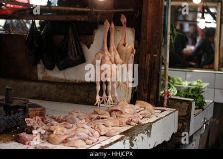 Hühner zum Verkauf in einem traditionellen indonesischen Markt. Geschlachtet und auf dem Display ohne Kühlung oder Eis. Ein Vektor für Salmonellen! Stockfoto