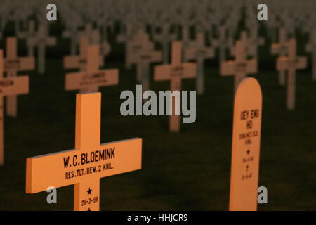 Vor Morgengrauen um Bandung Soldatenfriedhof der niederländischen Pandu Soldatenfriedhof am Anzac Tag Stockfoto