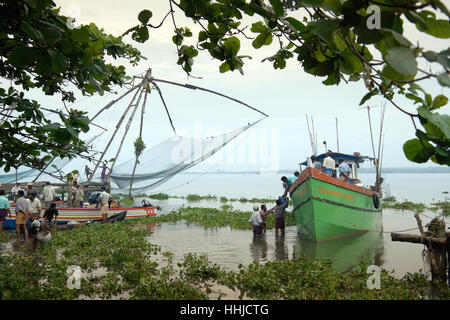 Chinesische Fischernetze und Angelboote/Fischerboote landen die Nächte fangen in den frühen Morgenstunden in der Nähe der Stadt Kochi in Kerala, Indien. Stockfoto