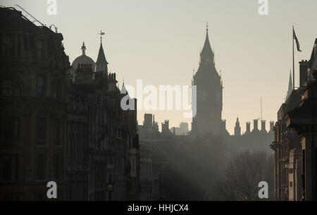 Der Palace of Westminster von Whitehall, in Westminster, London beim Kaltstart bis übermorgen Nachttemperaturen im Süd-Osten von England gesehen fiel unter den Gefrierpunkt. Stockfoto