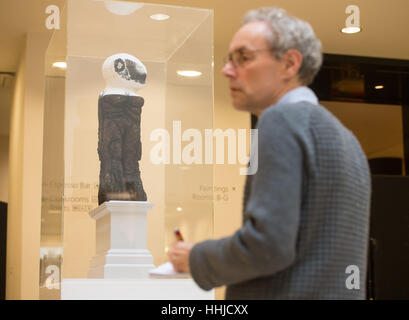 Ein Besucher anzeigt "Untitled" von Huma Bhabha, auf dem Display in der National Gallery, London, die schon für die nächste Kommission der Fourth Plinth am Trafalgar Square. Stockfoto