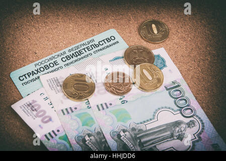 Russische Vorsorgeausweis und Geld. Renten-Zahlung-Konzept Stockfoto