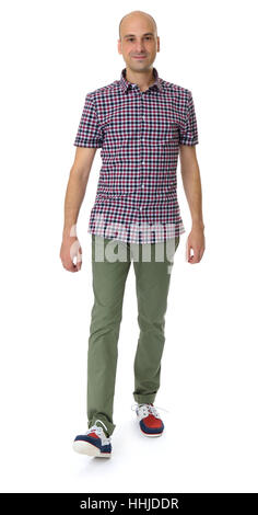 in voller Länge Portrait von lächelnden trendige Glatzkopf zu Fuß über die weißen Hintergrund Stockfoto