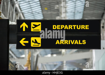 Flughafen Abflug & Ankunft Informationstafel im Terminal am Flughafen melden. Stockfoto