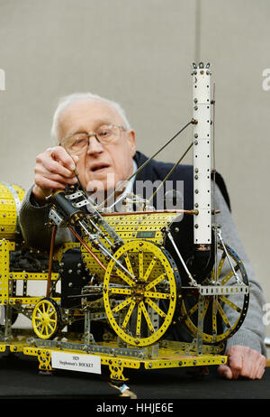 Colin Davies, 88, von Potters Bar in Hertfordshire, prüft die Beschläge auf seine Meccano Modell des George Stephensons Rakete vor der London Model Engineering Ausstellung im Alexandra Palace, London, zwischen Freitag, 20 Januar, und Sonntag, den 22. Januar statt. Stockfoto