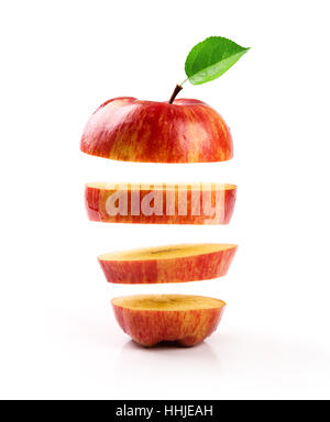 in Scheiben geschnitten, roten Apfel schwebend auf weißem Hintergrund Stockfoto