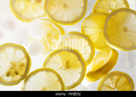 erfrischendes Wasser mit Zitronenscheiben und Eiswürfel Stockfoto