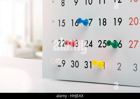 Reißzwecken in Kalender - Konzept der Terminkalender Stockfoto