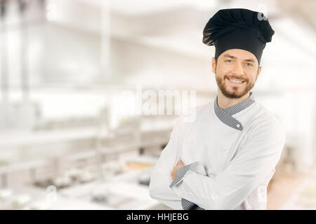 glücklich lächelnd Chef in der Küche stehen. Textfreiraum Stockfoto