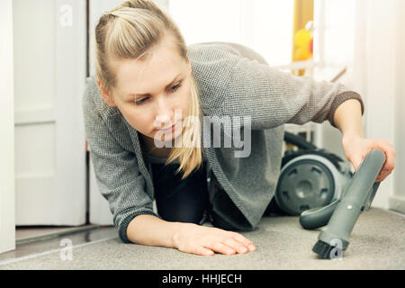 pedantische Frau Hausputz mit Staubsauger Stockfoto