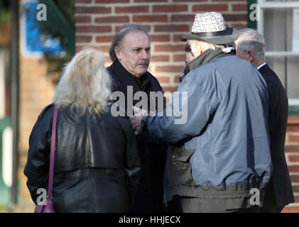 Schlagzeuger John Coghlan kommt in Woking Krematorium für die Beerdigung von Status Quo Gitarrist Rick Parfitt, die am Heiligabend gestorben. Stockfoto