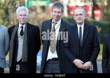 Status Quo-Bandmitglieder (links-rechts) Andy Bown, John "Rhino" Edwards und Francis Rossi angekommen Woking Krematorium für die Beerdigung von Status Quo Gitarrist Rick Parfitt, die am Heiligabend gestorben. Stockfoto