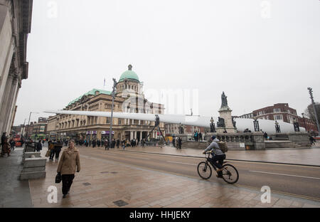 Kunstwerk "Blade", eine 250ft-lange (75m) Windturbine an Queen Victoria Square im Rumpf installiert. Stockfoto