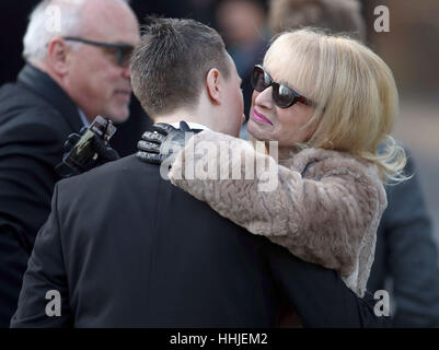 Patti Beedon kommt in Woking Krematorium für die Beerdigung von ihr ex-Mann und Status Quo Gitarrist Rick Parfitt, die am Heiligabend gestorben. Stockfoto