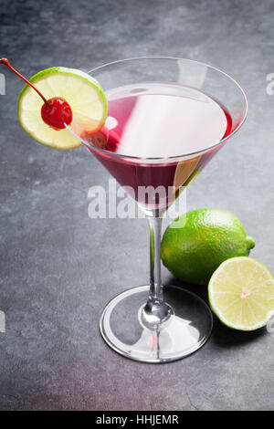 Cosmopolitan Cocktail auf dunklen Stein Tisch Stockfoto