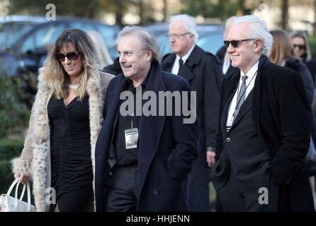 Ehemaliger Status Quo Bandmitglied John Coghlan (Mitte) kommt in Woking Krematorium für die Beerdigung von Status Quo Gitarrist Rick Parfitt, die am Heiligabend gestorben. Stockfoto