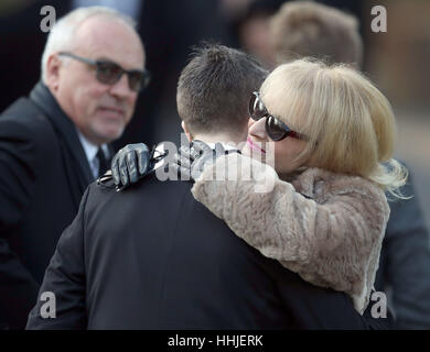 RETRANSMITTING Korrektur NAME von PATTI, PATTY Patty Beedon kommt in Woking Krematorium für die Beerdigung von ihr ex-Mann und Status Quo Gitarrist Rick Parfitt, die am Heiligabend gestorben. Stockfoto