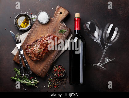 Gegrilltes Entrecote Rindfleisch mit Rotwein, Kräuter und Gewürze. Ansicht von oben Stockfoto