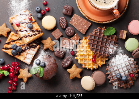 Süßigkeiten, Kaffee und Waffeln mit Beeren. Ansicht von oben Stockfoto