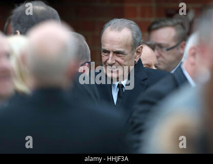 Francis Rossi verlässt Woking Krematorium Anschluss an die Beerdigung von Status Quo Gitarrist Rick Parfitt, die am Heiligabend gestorben. Stockfoto