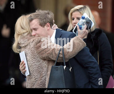 Harry Parfitt umarmt seine Mutter Patty Beedon im Anschluss an die Beerdigung seines Vaters und Status Quo Gitarrist Rick Parfitt starb am Heiligabend Woking-Krematorium. Stockfoto