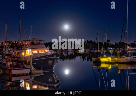 Der 14. November 2016 super Mond über der Marina in Coronado, Kalifornien. Stockfoto