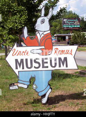 Das Uncle Remus Museum in Eatonton, Georgia, feiert die br’er Rabbit-Geschichten von Joel Chandler Harris mit Exponaten in historischen Blockhütten. Stockfoto