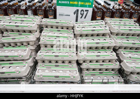 Anzeige Oarge Eier zum Verkauf an Essen Grundlagen Lebensmittelgeschäft in Lindsay, Ontario, Kanada Stockfoto