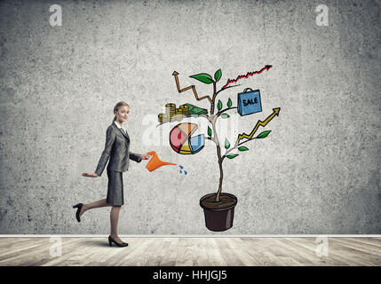 Junge Geschäftsfrau in leeren Raum Gießen gezeichnete Wachstumskonzept mit can Stockfoto