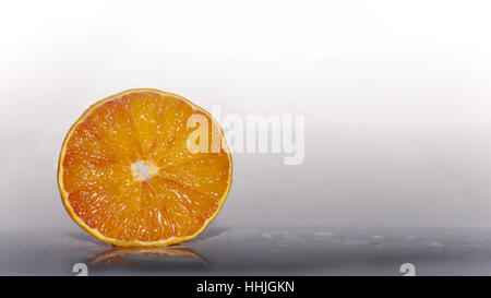 Eine frische Orange in zwei Hälften geschnitten Stockfoto