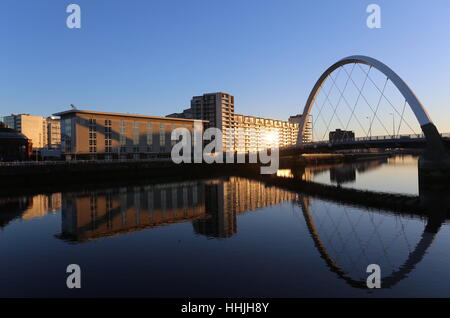 Clyde Arc Brücke im Fluss Clyde Glasgow Schottland Januar 2017 wider Stockfoto