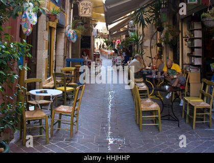 Fußgängerzone in Chania, Griechenland, mit Bars und Cafés mit Menschen draußen zu sitzen. Stockfoto