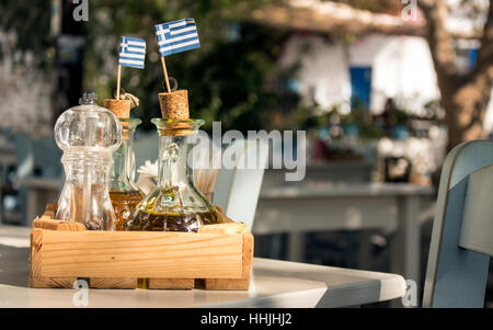 Essig und Olivenöl in eine Taverne in Folegandros, Griechenland Stockfoto