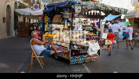 Obst-Straßenhändler in einer Fußgängerzone in Sorrento, Italien. Stockfoto