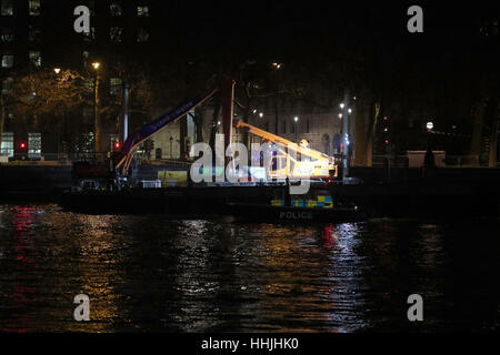 Ein Polizei-Start geht ein Schiff vor Anker an der Themse im Zentrum von London nach einem mutmaßlichen zweiten Weltkrieg Blindgänger im Fluss gefunden wurde zwingt die Schließung von Waterloo und Westminster Brücken in London. Stockfoto