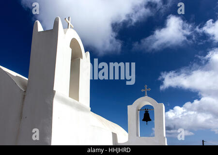 Zwei Glocken und Kreuz sehen von unten in Santorini. Stockfoto