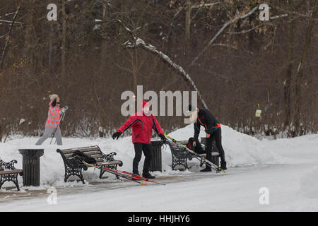 Menschen entspannen Sie auf einem Ski-Ausflug in den Wald. Stockfoto