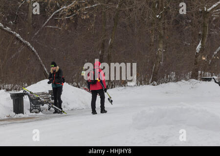 Menschen entspannen Sie auf einem Ski-Ausflug in den Wald. Stockfoto