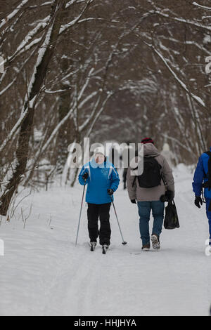 Menschen entspannen Sie auf einem Ski-Ausflug in den Wald. Stockfoto